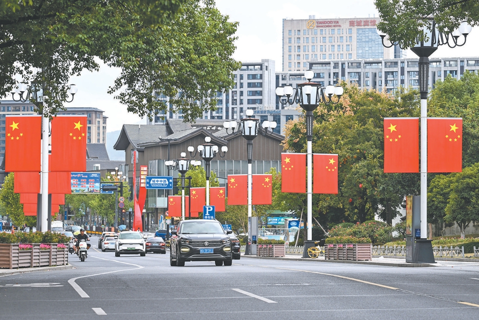  义乌街头飘起“中国红” 